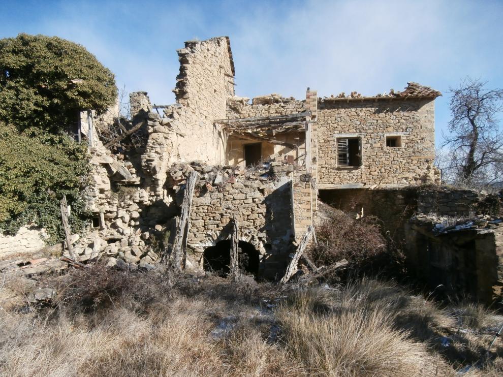 Las edificaciones del pueblo de Arués, abandonado desde los años 50, están en ruinas.