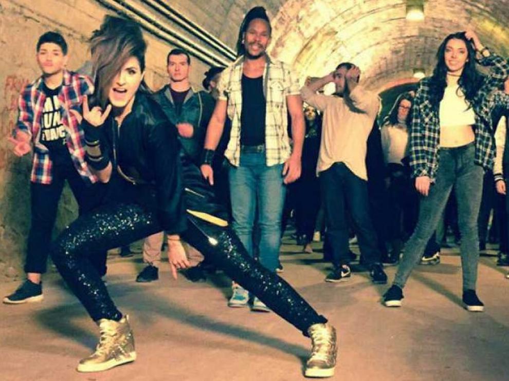 Barei, en primer término, durante el rodaje de su videoclip