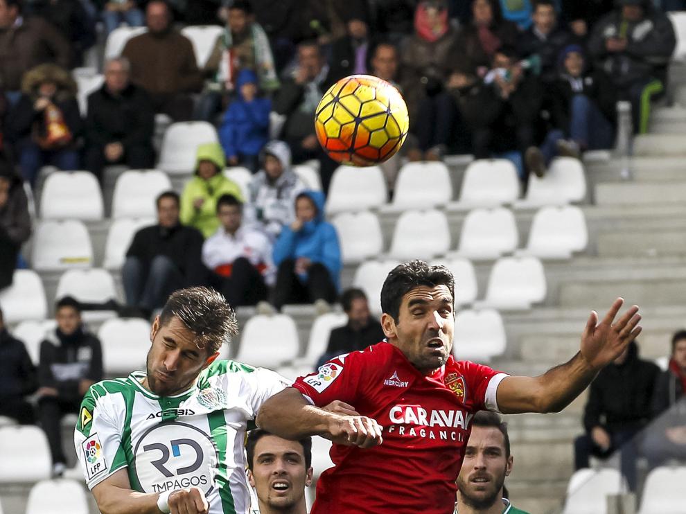 Culio salta con el aragonés Luso Delgado en el Córdoba-Real Zaragoza de hace dos semanas.