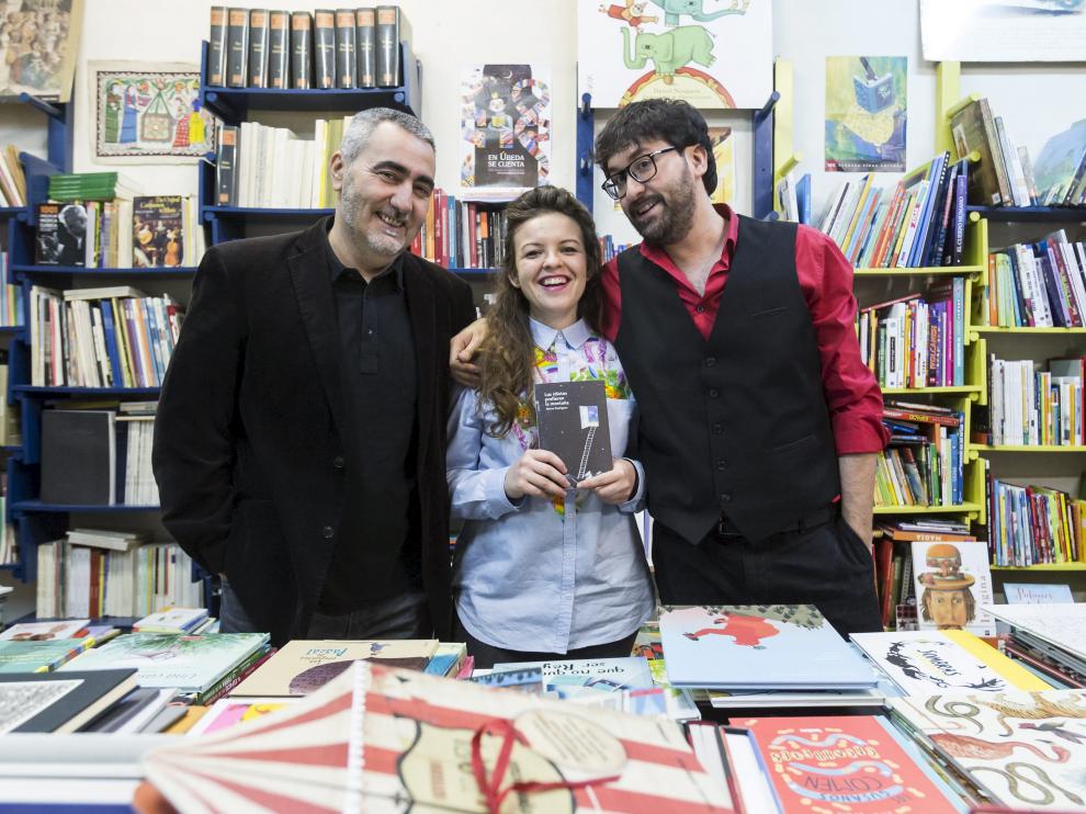 Aloma Rodríguez, acompañada por Rodolfo Notivol y Octavio Gómez Milián, ayer, en la librería Antígona de Zaragoza.