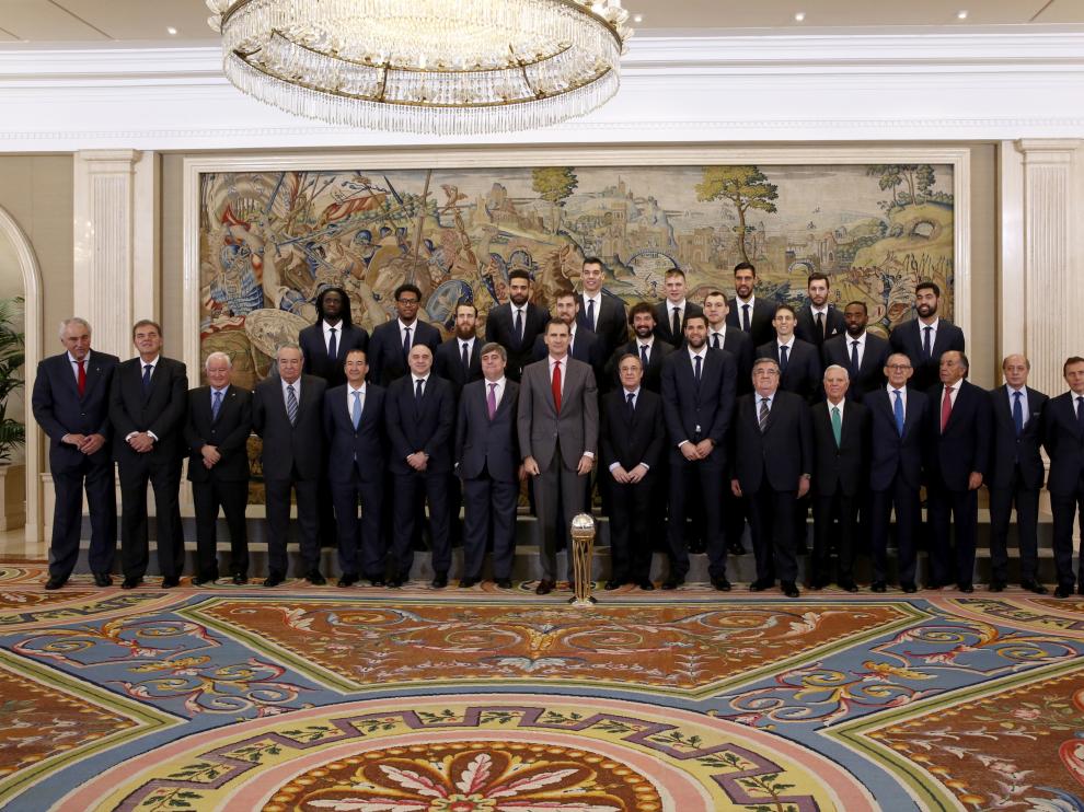 El Rey ha saludado a los jugadores, el cuerpo técnico y varios directivos del Real Madrid.