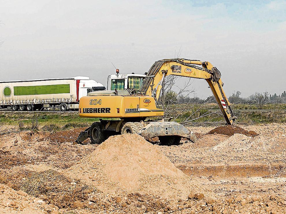Una excavadora, el pasado miércoles, trabajando en la reposición de una acequia a la altura de Figueruelas.