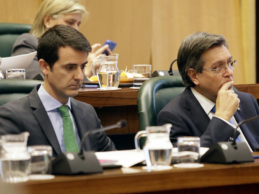El concejal del PP José Ignacio Senao, a la derecha, en un pleno municipal. A la izquierda, el edil Pedro Navarro.