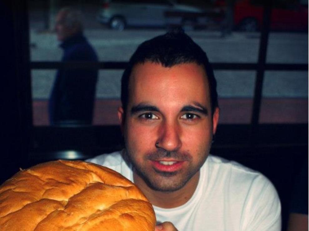 Un valiente posa con la hamburguesa del Veltins... ¿logró acabarla?
