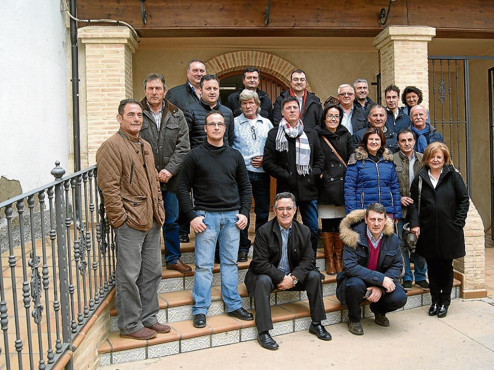Alcaldes de Aragón, Asturias y Castilla y León, ayer en el Ayuntamiento de Ariño, tras la reunión.