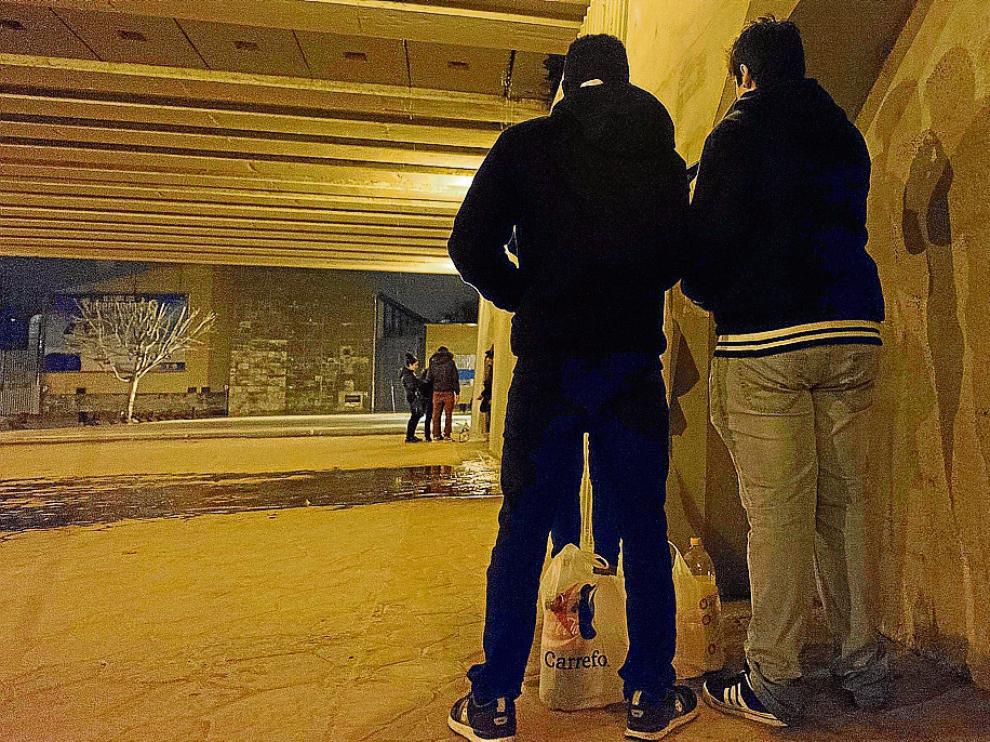 Foto de archivo de varios jóvenes beben alcohol debajo del puente de Santiago.