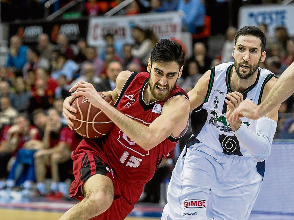 Joan Sastre avanza en penetración ante Sergi Vidal (FIATC Joventut).