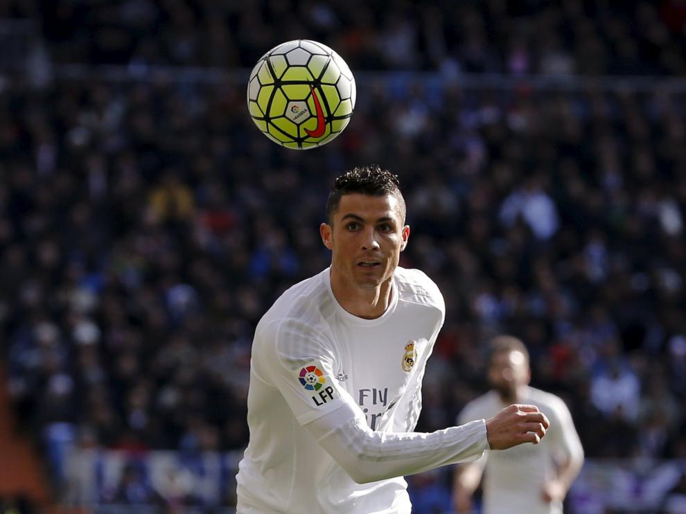 Cristiano Ronaldo mira el balón durante el partido contra el Atlético