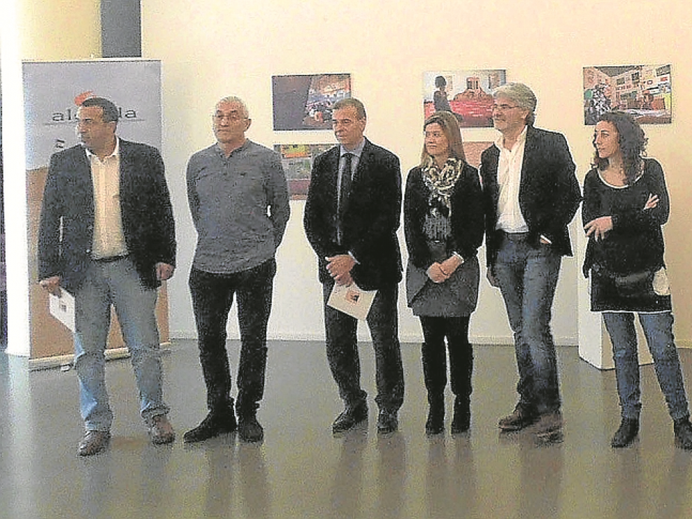 Darbal, Laliena, Cosculluela, Blanes, Rodríguez, Naval y Sánchez ante una pequeña representación de la exposición fotográfica.