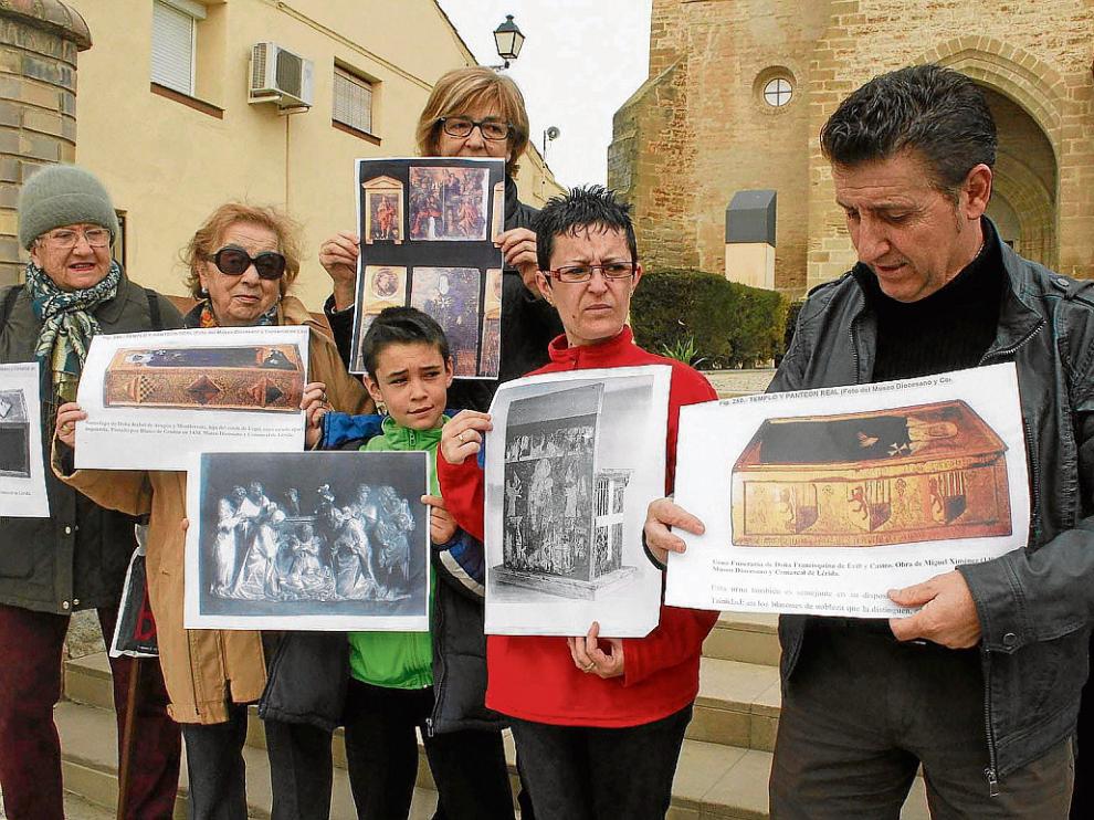 El alcalde de Sijena y unos vecinos muestran fotos de las otras 44 piezas que deben volver.