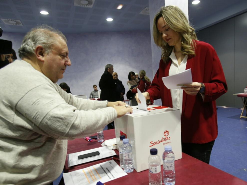 Pilar Alegría vota en la consulta a la militancia del PSOE sobre los pactos de investidura.