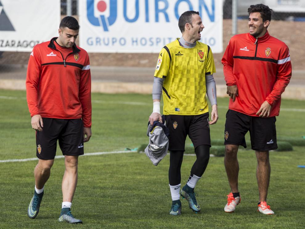 Rico, junto a unos risueños Manu Herrera y Cabrera, en un entrenamiento del Real Zaragoza en la Ciudad Deportiva.
