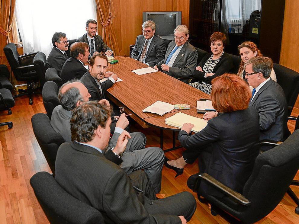 Bellido, al fondo, durante el pleno de la Sala de Gobierno junto a otros magistrados del TSJA.