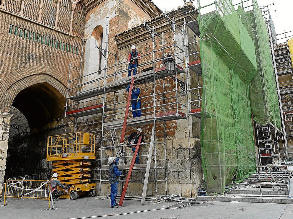 Los operarios procedían el viernes al montaje de los andamios en la fachada principal.