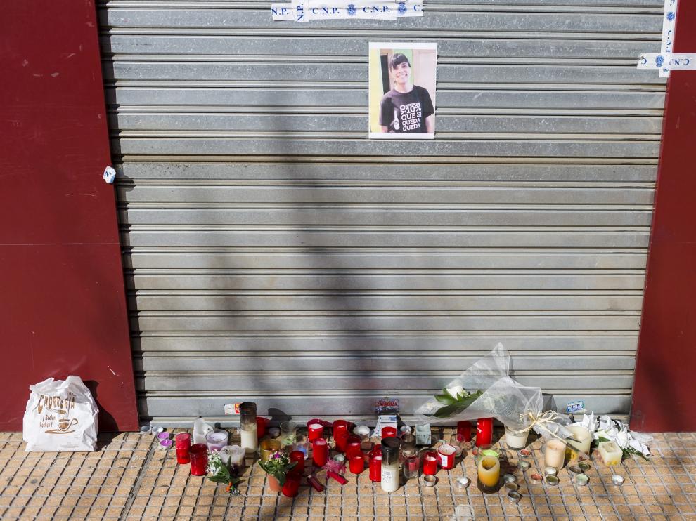 Flores y velas a las puertas del bar Planet de Miralbueno, donde se cometió el crimen.