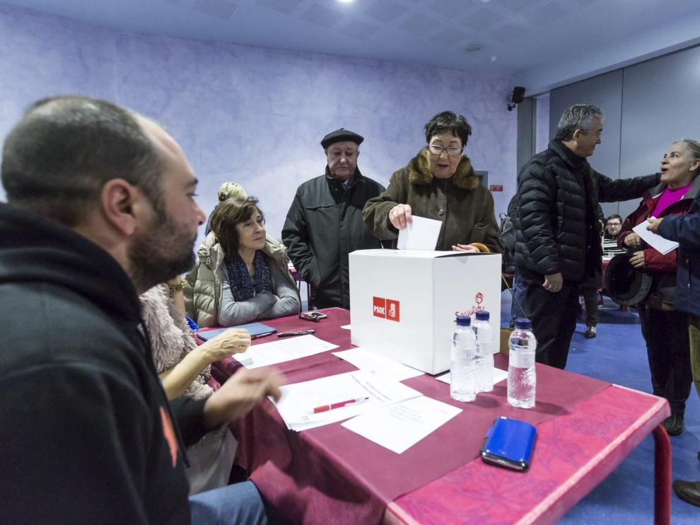 Los militantes zaragozanos acudieron ayer a votar a la sede del PSOE-Aragón.