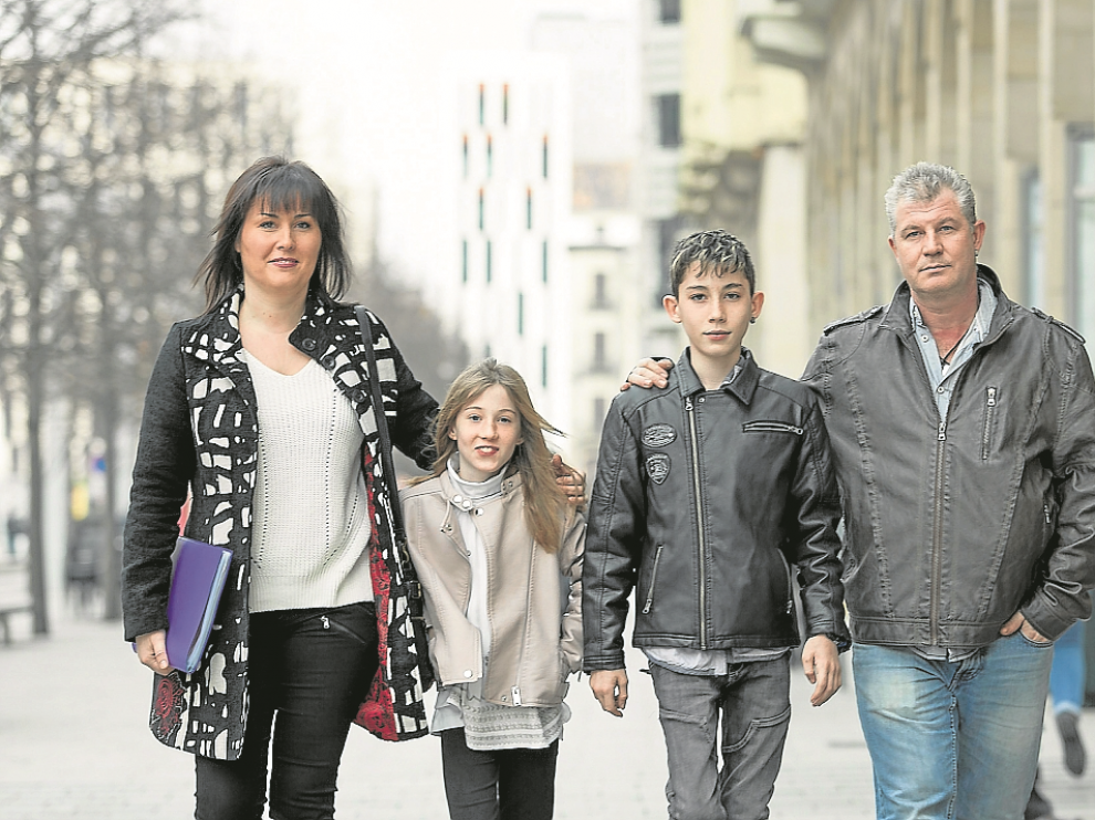 Adrián, junto a sus padres Elena y Pedro Miguel y su hermana Nayara.
