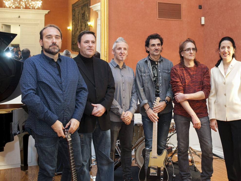 Pedro Gan, Isabel Julián, María Pilar Marín, Ana María Gracia, María Pilar Gracia, Reyes Palá, Fernando Gurrea. En la parte de atrás, Juan Luis Ríos, Ana Pilar Zaldívar, Águeda Tutor y Cristina Navarro.
