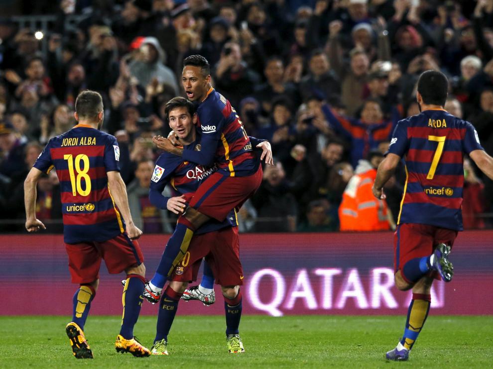 Los jugadores locales celebran un gol.