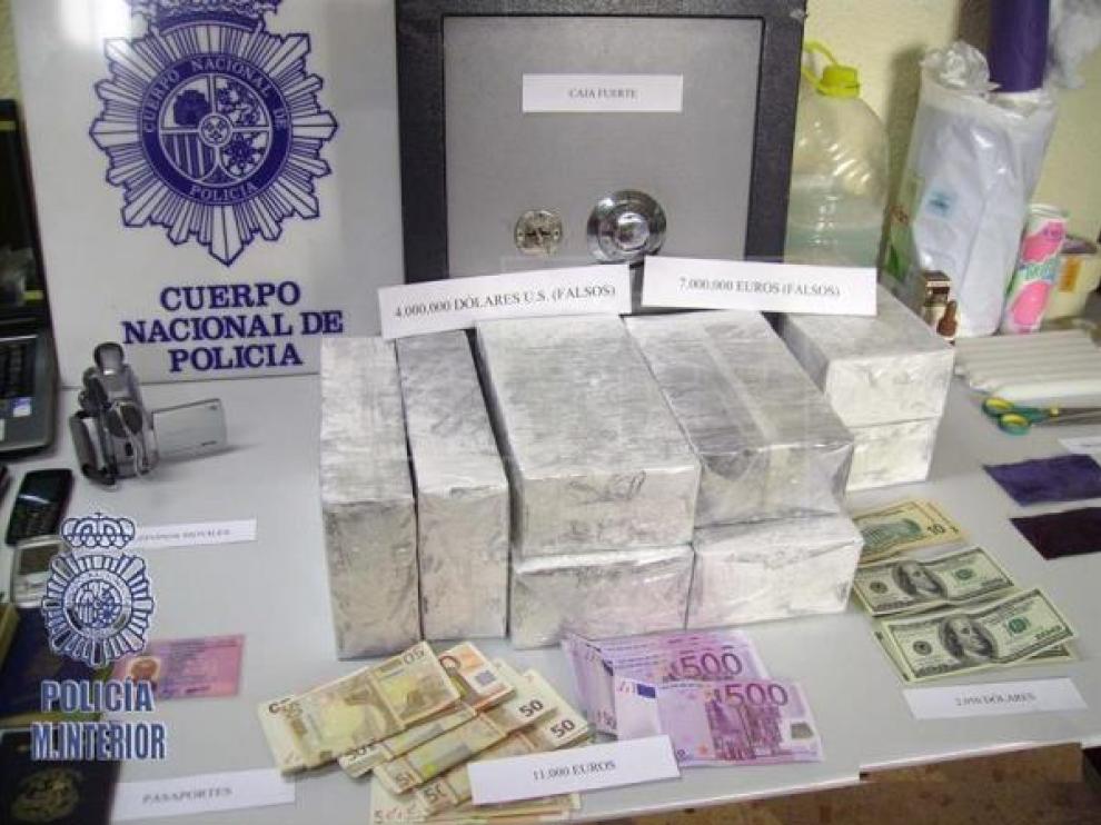 Dinero y material incautado por la Policía durante la desarticulación de una banda que intentaba estafar, mediante el "timo de los billetes tintados".