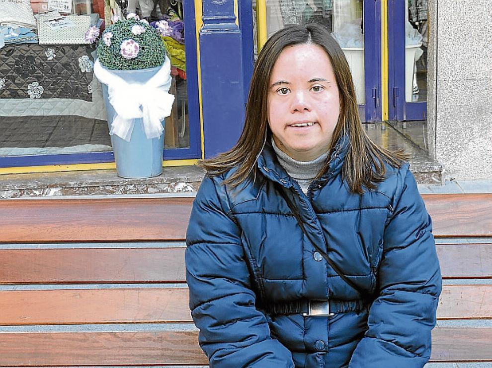 Alba María Gracía, usuaria desde hace 25 años, en el Coso de Huesca.