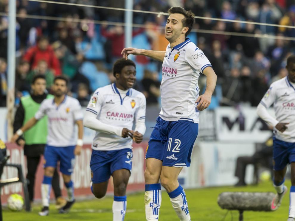 Manu Lanzarote encabeza la celebración del 2-1, que él anotó con en una bella acción en el área.