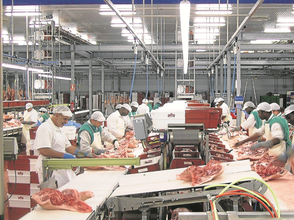 Trabajadores en la sala de despiece de porcino en Fribin, que se sustituirá por una nueva.
