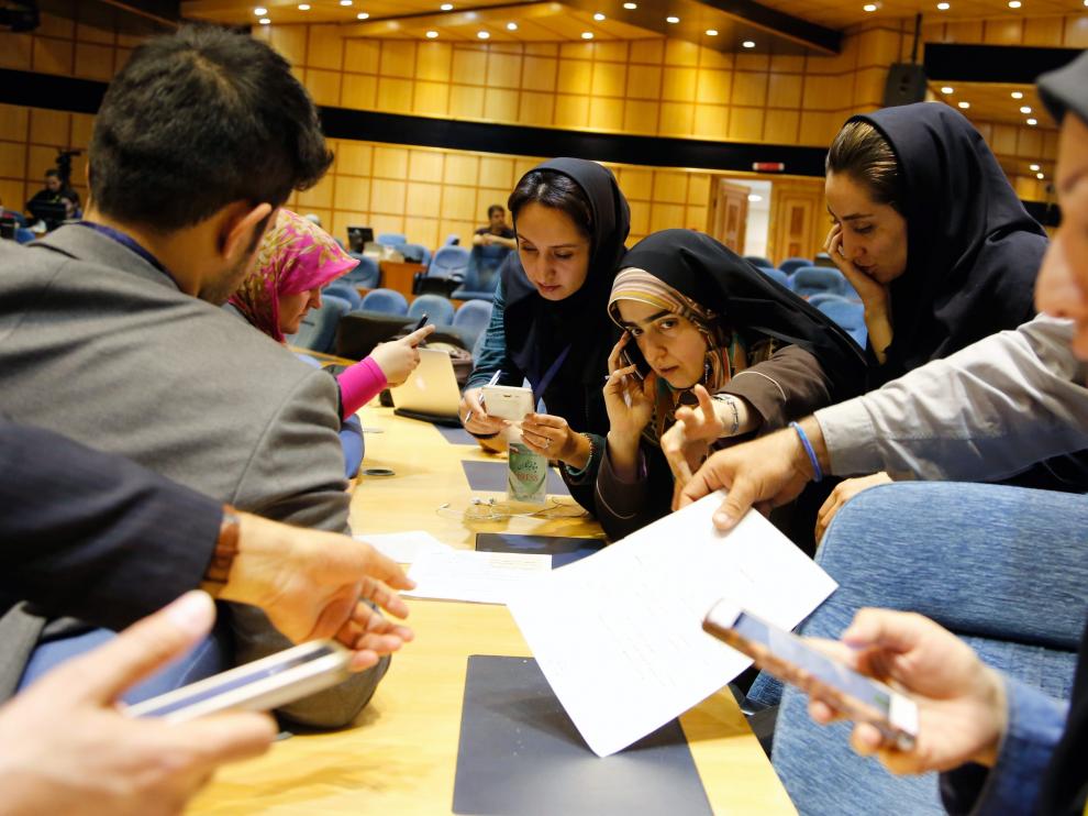 Periodistas iraníes siguen al detalle los resultados de las elecciones