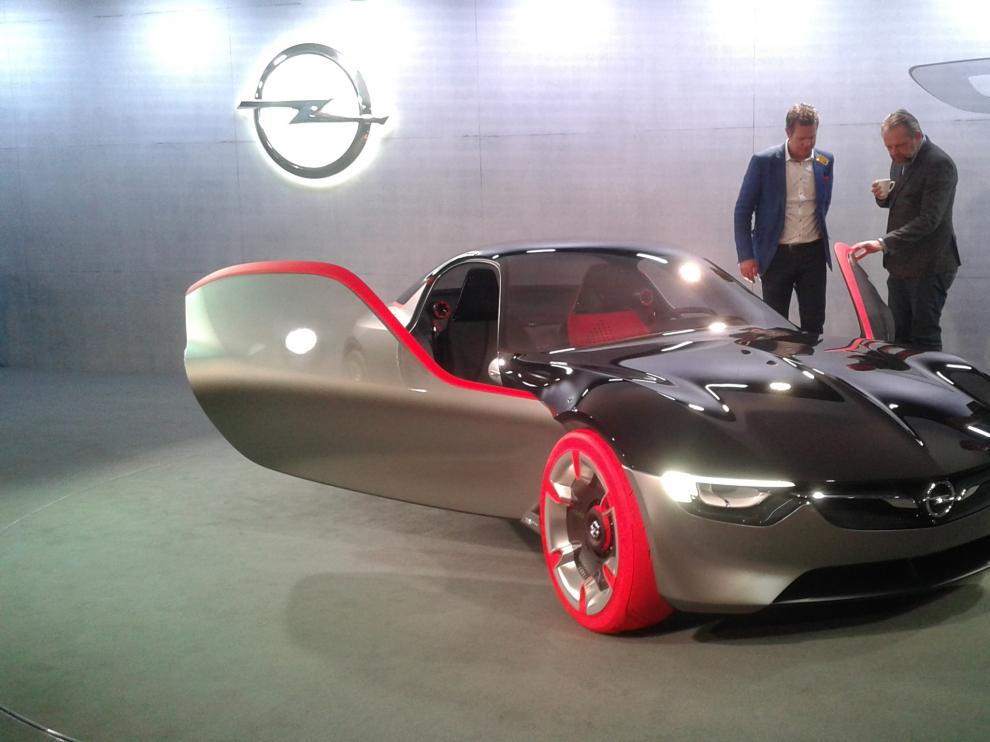El nuevo vehículo de concepto GT de Opel presentado en la ciudad suiza de Ginebra, ayer.