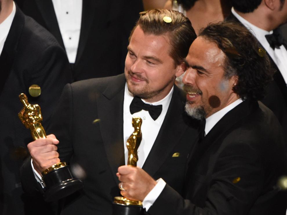 DiCaprio e Iñarritu posan con sus respectivos premios a mejor actor y mejor director