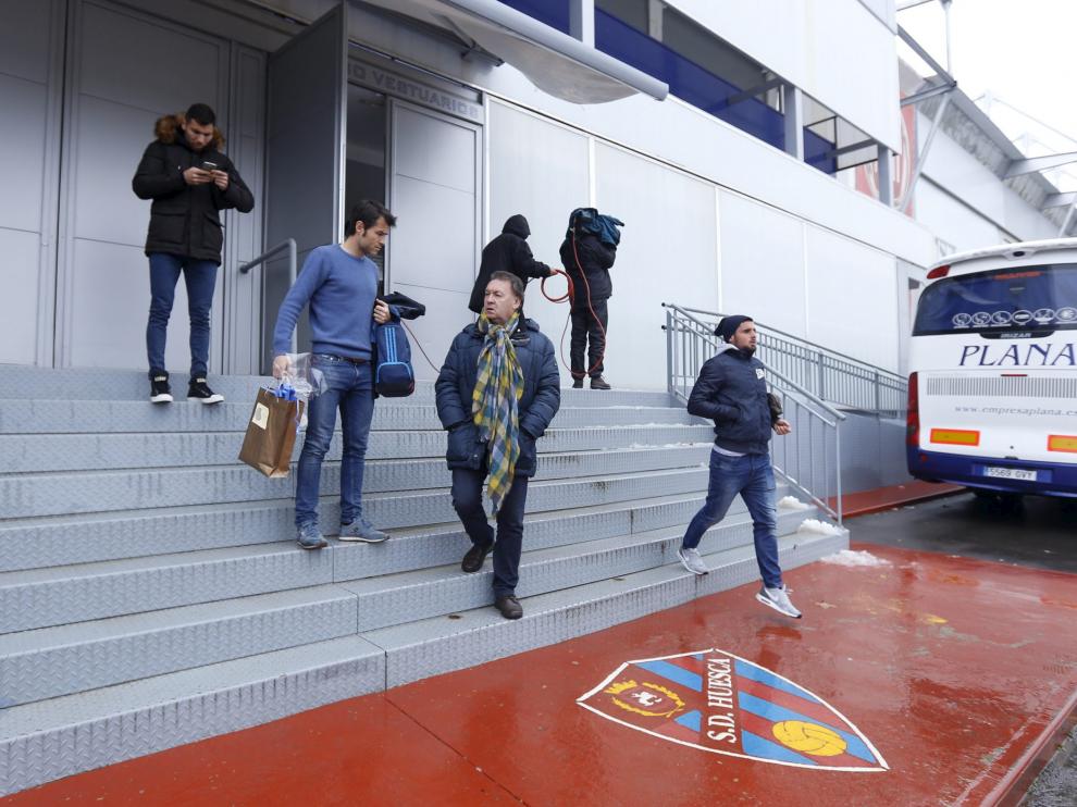 Los jugadores de la SD Huesca abandonaron El Alcoraz el sábado pocos minutos después de hacerse oficial la suspensión.