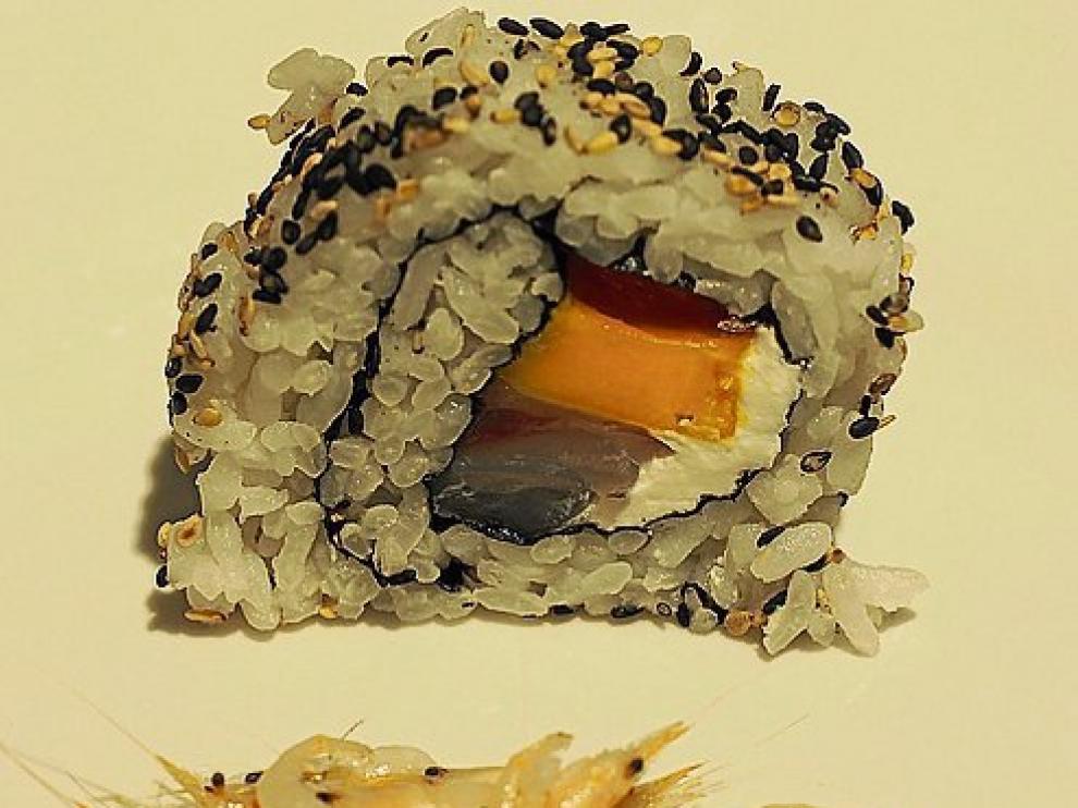 Nigiri sushi, de Bokoto, y camarones.