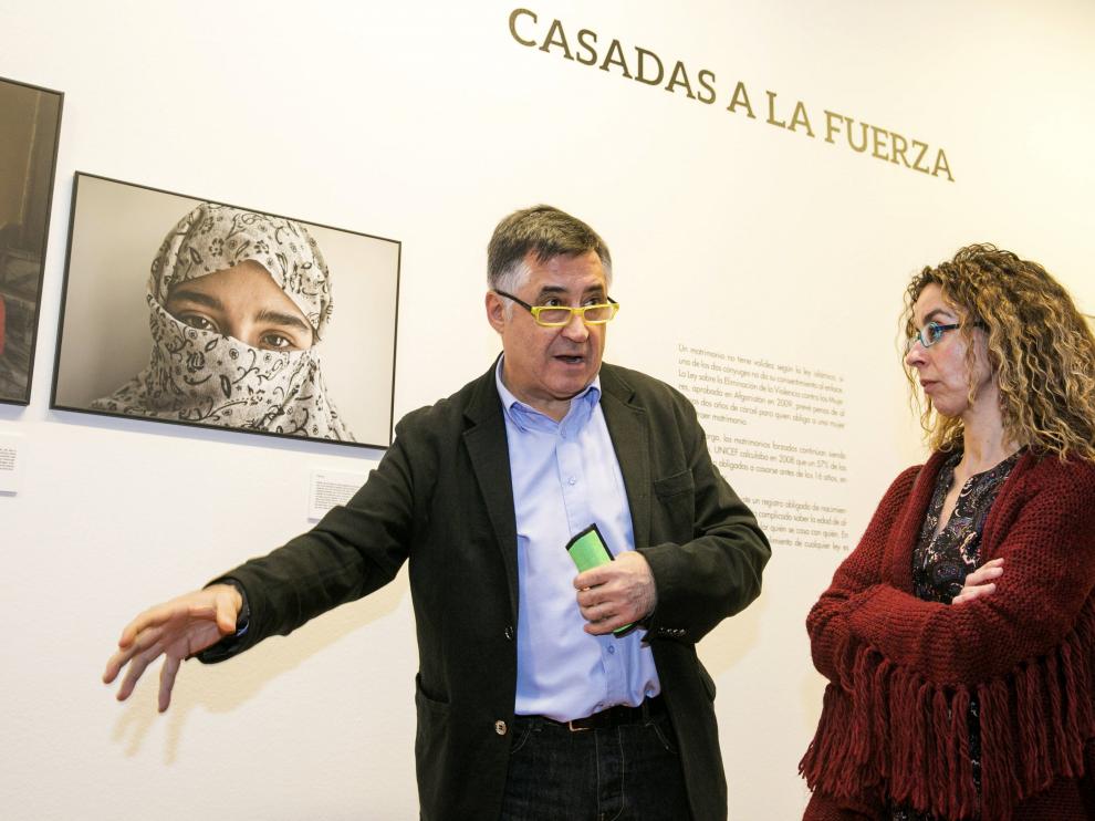 Gervasio Sánche durante la presentación de la exposición 'Mujeres en Afganistán' en el Centro de Historias de Zaragoza.