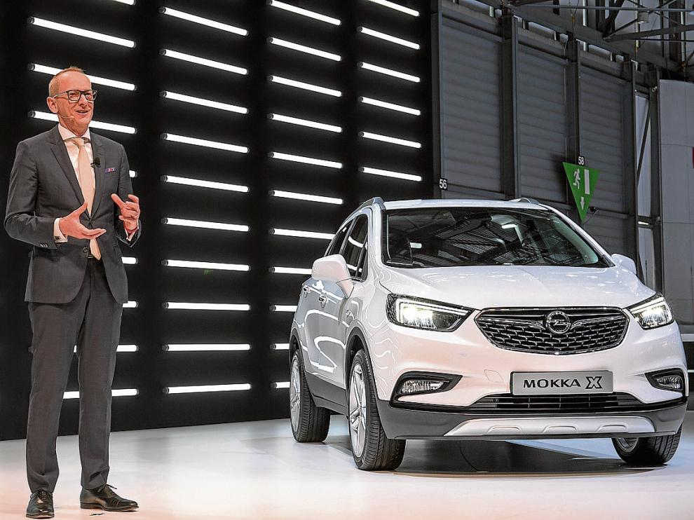 Neumann, presidente y consejero delegado de Opel, junto al nuevo Mokka X presentado ayer en Ginebra.