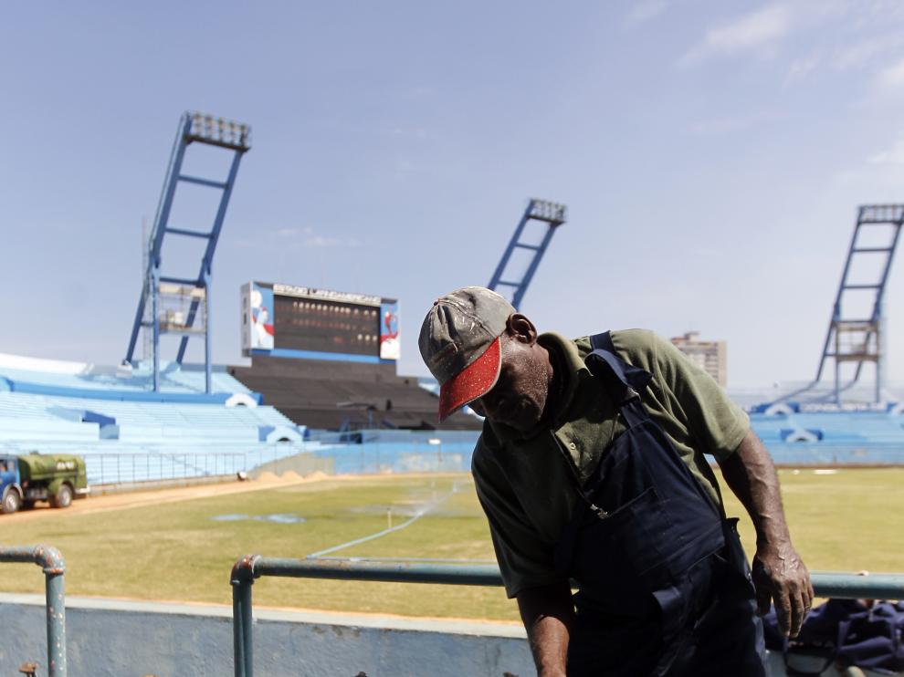 Un operario, en el estadio Latinoamericano de La Habana.