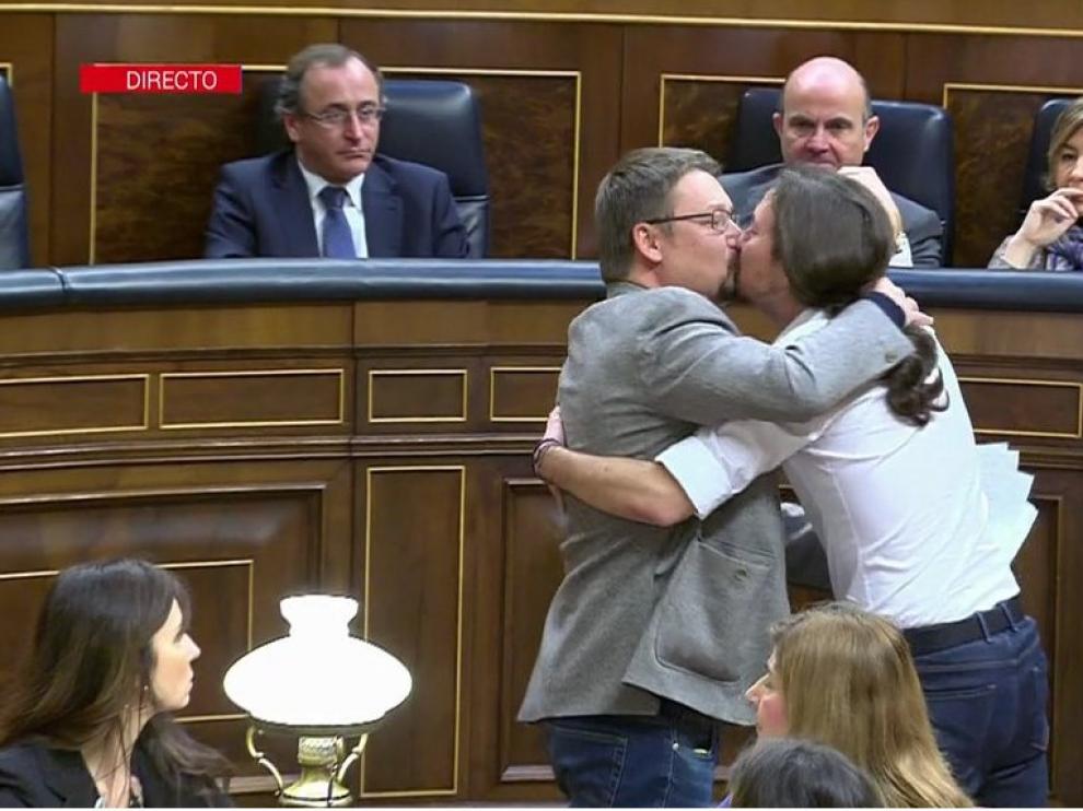 Han celebrado su estreno en la tribuna de oradores del Congreso con un efusivo abrazo y un beso en los labios.
