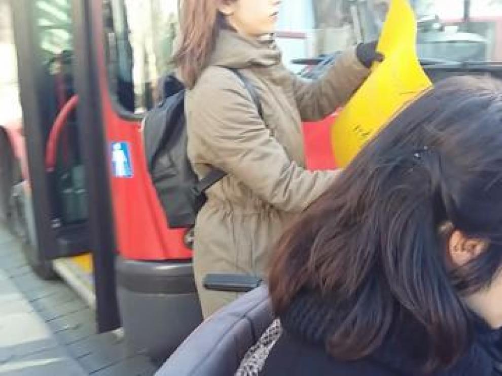 Protesta de dos jóvenes en silla de ruedas, hace unos días, en Zaragoza.