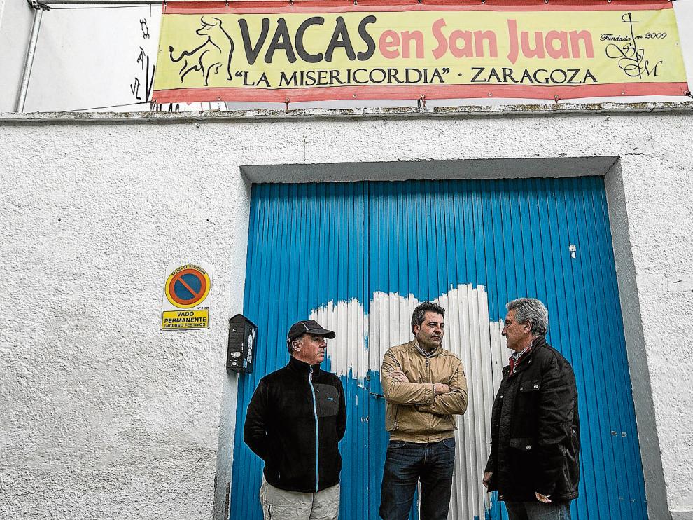 Juanjo Fernández, Alberto Gracia y Gregorio Cabanes, miembros de la peña 'Vacas en San Juan'.