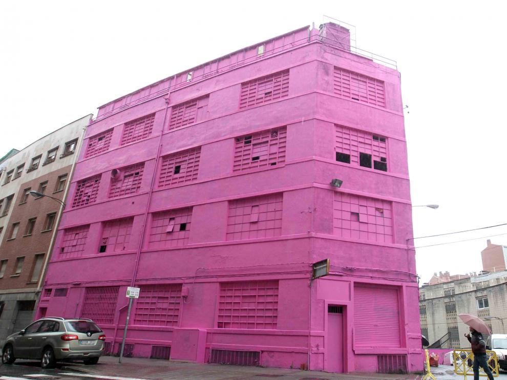 Un edificio de la calle Jaén de Bilbao ya luce de color magenta.
