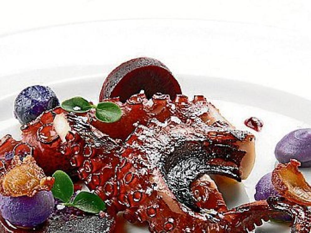 Pulpo a la brasa con patata vitelotte y remolacha, una de las novedades de la carta del Aragonia Palafox.