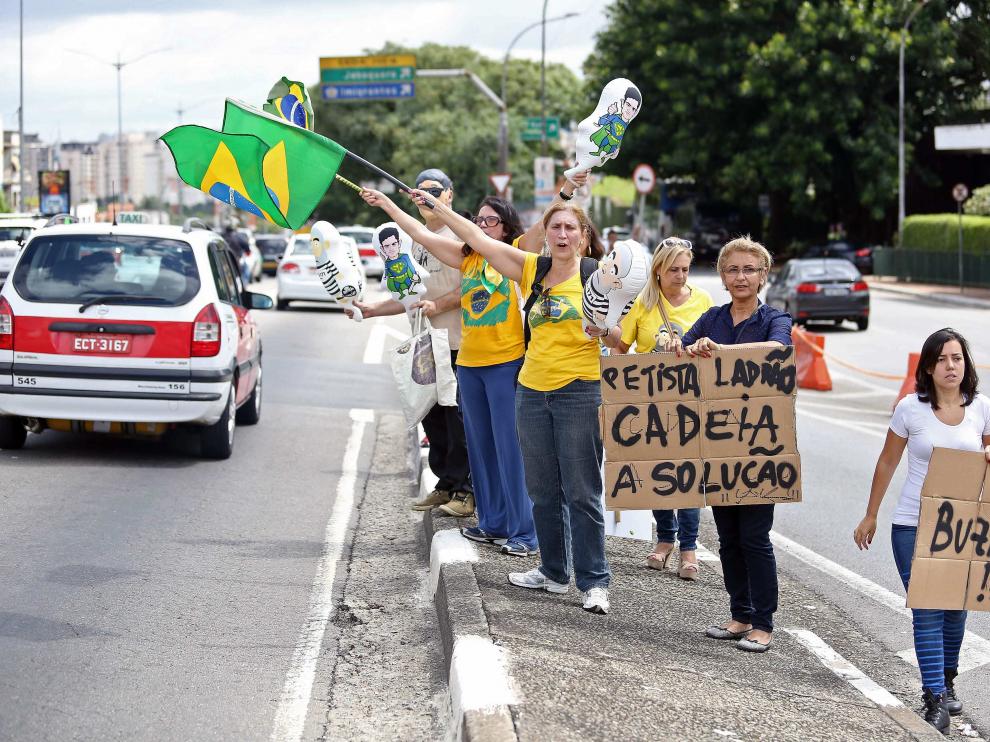 Lula abandona la comisaría tras ser interrogado.