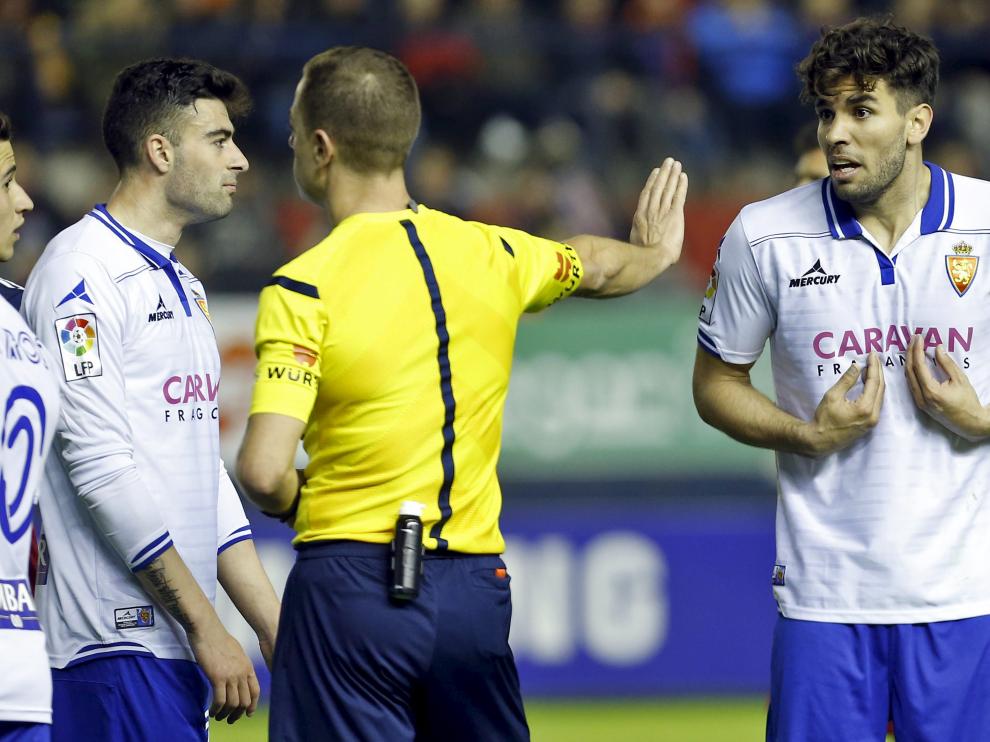 Cabrera recibe con extrañeza la expulsión del árbitro Eiriz Mata, hace dos semanas en Pamplona.