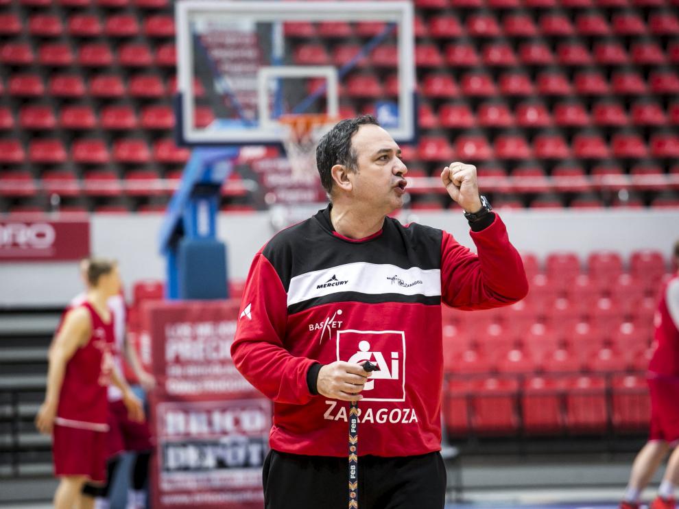 El entrenador del CAI Zaragoza, Andreu Casadevall, durante un entrenamiento en el pabellón Príncipe Felipe.