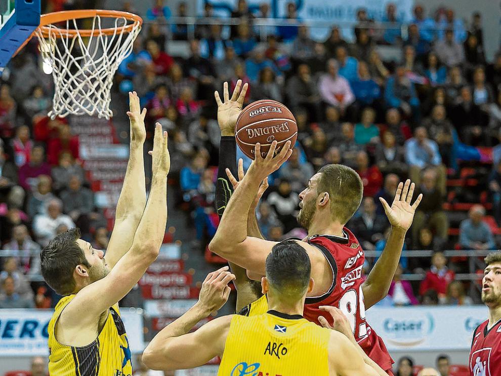 Jelovac ataca el aro del Iberostar Tenerife en el partido del pasado domingo.