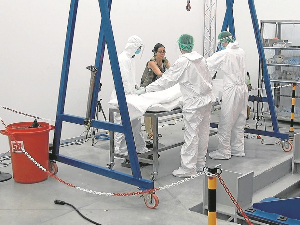 La directora general de Tráfico, María Seguí, (de paisano) en el laboratorio de Motorland.