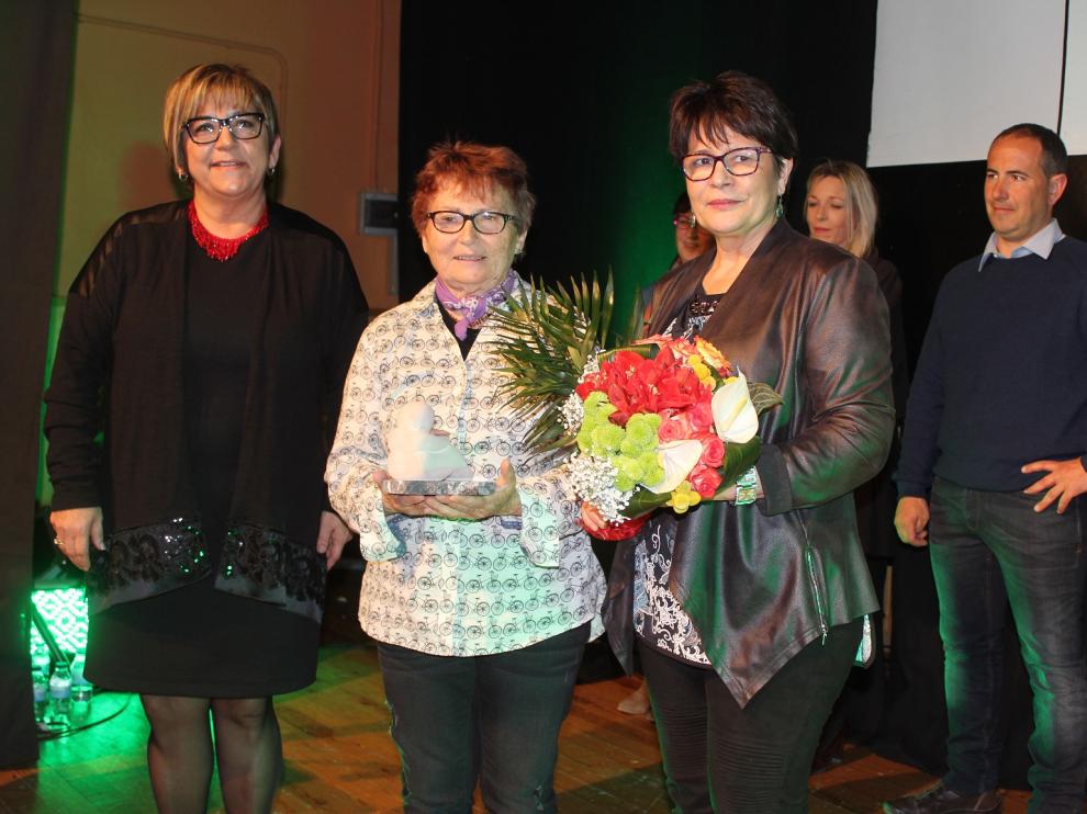 En el centro, Pilar Monter, junto a la vicepresidenta de la DPH, Elisa Sancho, y la presidenta de la Coordinadora de Mujeres, Margarita Périz.