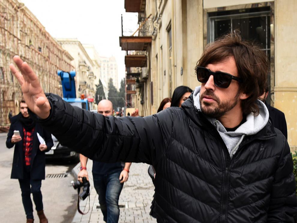 Fernando Alonso, paseando por Baku este martes.