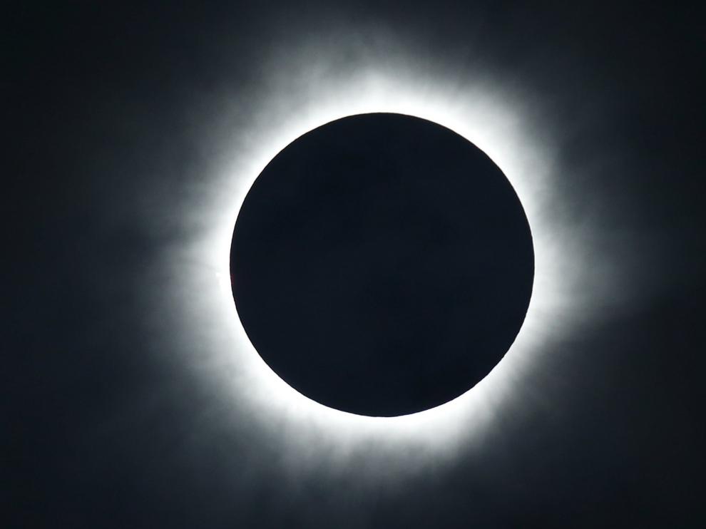 Miles de personas asisten en Indonesia al único eclipse total de sol de 2016
