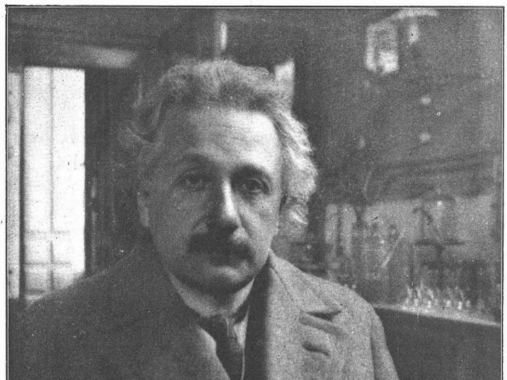Einstein posa en el laboratorio del doctor Rocasolano en la Universidad de Zaragoza.
