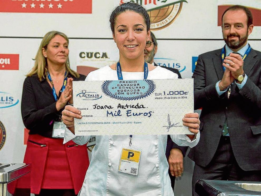 Joana Artieda, con el primer premio que obtuvo en el concurso de bocados con queso en Madrid Fusión.